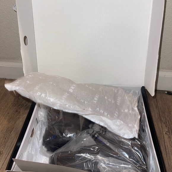 NEW DKNY Abri Chocolate Suede Fur Ankle Boot Size 6 - Picture 4 of 6